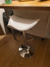 Tabouret de bar réglable pivotant Blanc pied et repose pieds métal