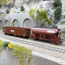 2 wagons marchandises, trémie