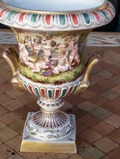 Vase Médicis en Porcelaine Capodimonte XIXème . Ancien .décor de Chérubins .