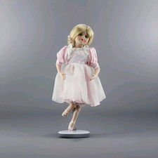 Poupée porcelaine, Poupée De