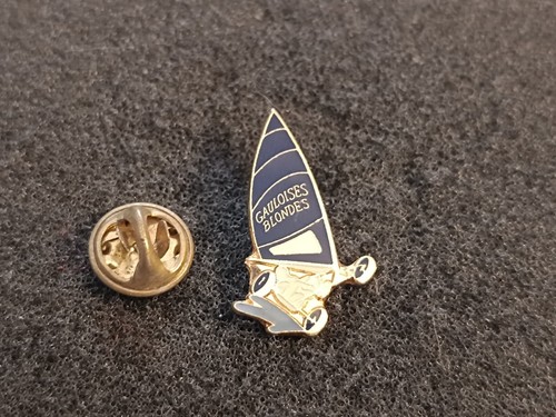 Pin cigarette gauloises - pin's,