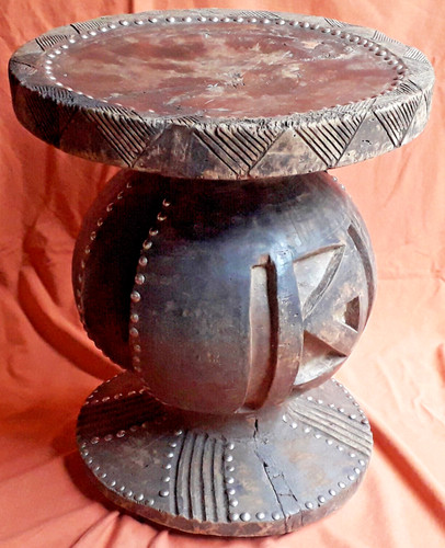 Huge carved mangbetu stool - mangbetu,