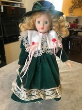 ANCIENNE POUPEE PORCELAINE ROBE VERTE VELOUR CHAPEAU SUR SOCLE 39 cm