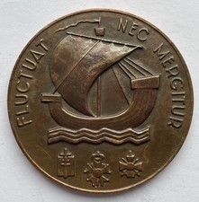 Médaille en bronze signée