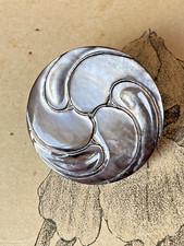 Grand bouton ancien en nacre