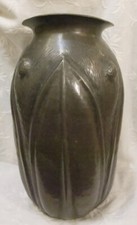Vase en étain Art Déco signé A. E. Chanal, hauteur 29,5cm, diamètre 17cm