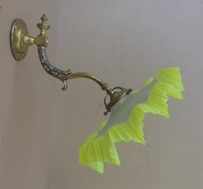 Ancienne grande applique col de cygne bronze feuille d'acanthe opaline ondulée