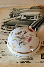 Boîte à bijoux  bonbonnière en porcelaine de limoges Années 70 bouquet de fleurs