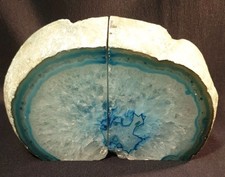 Pierre Géode d'agate Teintée bleu Coupée en 2. (1 kgr750) L 15x10x6,5cm 