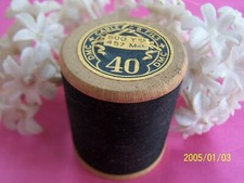 Ancienne bobine en bois DMC. 6 fils câblés. 457mètres, n° fil 40. Noir N°419