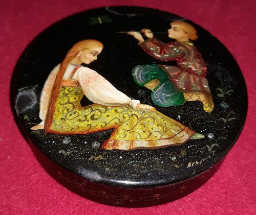 Petite boite laquée - petite, russe