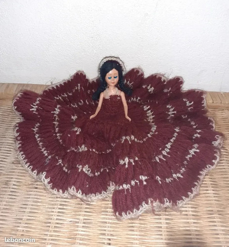 Poupée vintage avec robe