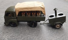 Camion-bâche militaire