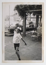 Garçon saute lance mouvement casquette cool kid - Photo vintage snapshot Japon