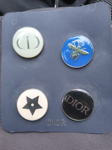Pin dior - pin's,