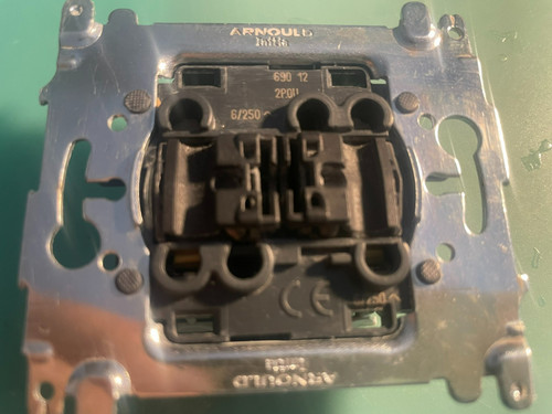 Arnould initia double bouton