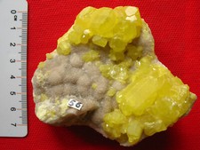 Cristaux de soufre sur calcite mamelonnée