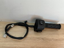 UN COMMODO DROIT POIGNEE DE GAZ SCOOTER HONDA 125 PCX 2010 2011 2012 2013