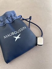 une bague en or blanc