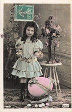 CP PAQUES JOLIE PETITE FILLE OISEAUX DANS MAINS OEUF RUBAN VASE ROSES - 65024