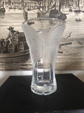 VASE EN CRISTAL DECOR PAPILLON DANS LE GOUT DE LALIQUE**