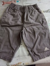 Superbe BERMUDA gris - 8 ans - "Adidas" (en parfait état)