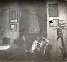 Maison intérieur Deux femmes