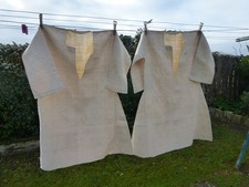 DEUX CHEMISES ANCIENNES LIN PAYSAN BRETON XIXè ENTIEREMENT COUSUES MAIN