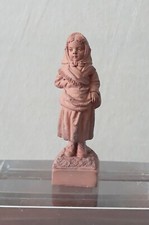 Petite fille en terre cuite