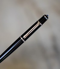 STYLO BILLE CARTIER DIABOLO MINI EN RESINE NOIRE PLANTINUM PIERRE BLEUE - 113 MM