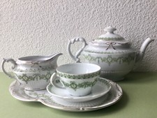SERVICE À THÉ en PORCELAINE verseuse,crémier,tasse et soucoupe BLANC,OR,VERT.