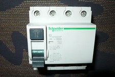 INTERRUPTEUR DIFFERENTIEL TETRA 100A 300mA TRIPHASE +N, SCHNEIDER ELECTRIC 23213