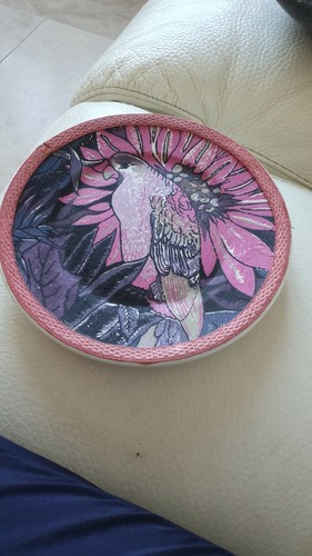 Vieille assiette signée - ,