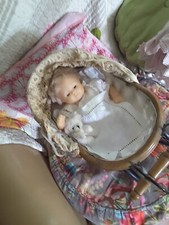 Ancien petit landau de poupée fer et bois et poupée corolle