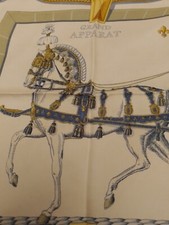 GRAND APPARAT.  Authentique foulard HERMES.  Soie véritable.