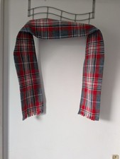 Écharpe écossaise rouge et grise pliée en 2 L 135 cm L 25 cm