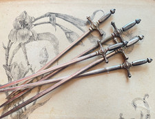 Lot de 7 hatelets / brochettes / pics - Forme épée  en métal argenté