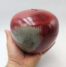 Rare vase boule en céramique rouge de cuivre signé sous la base R à identifier ?