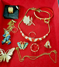 Lot de bijoux fantaisie , modernes, anciens et/ou vintage