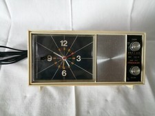 RADIO RÉVEIL VINTAGE 70'S, PRECOR, PLASTIQUE BLANC, CADRE NOIR ET ORANGE