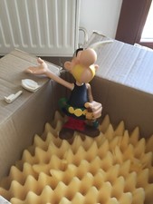 Astérix saluant le bras levé