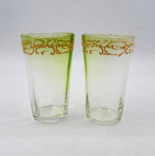 Paire de petits verres en verre soufflé coloré vert émaillé Bohème début XXème