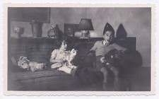 Snapshot Photo original vintage enfant déguisement chat canapé intérieur - SB381