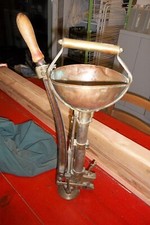 Boucheuse / Bouchonneuse ancienne en cuivre et laiton