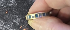 NEUVE TRÈS JOLIE BAGUE T57 PLAQUÉ OR PETITS CARRÉS ÉMAILLÉS BLEUS 
