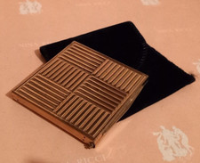 ANCIEN POUDRIER EN METAL DORé  AVEC SA POCHETTE