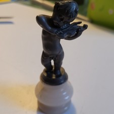 Objet de Vitrine petit enfant musicien au violon  en étain sur socle en albatre