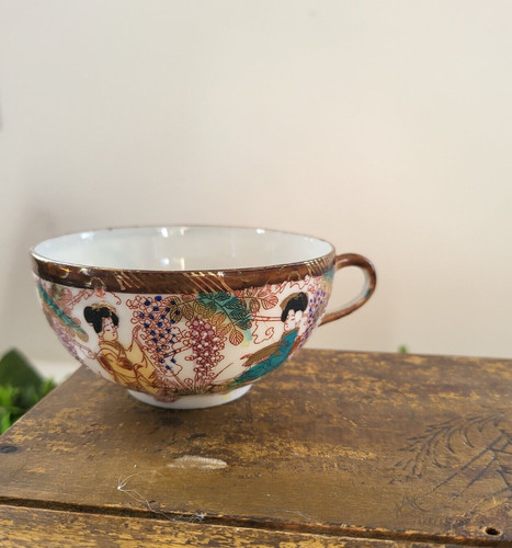 Une tasse porcelaine fine - porcelaine,