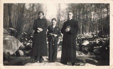 ANCIENNE PHOTOGRAPHIE CEREMONIE FUNERAIRE? HABITS DE DEUIL PRÊTRE & FAMILLE