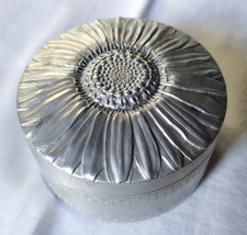Ancienne boîte à poudre de riz en aluminium décor Fleur de Tournesol